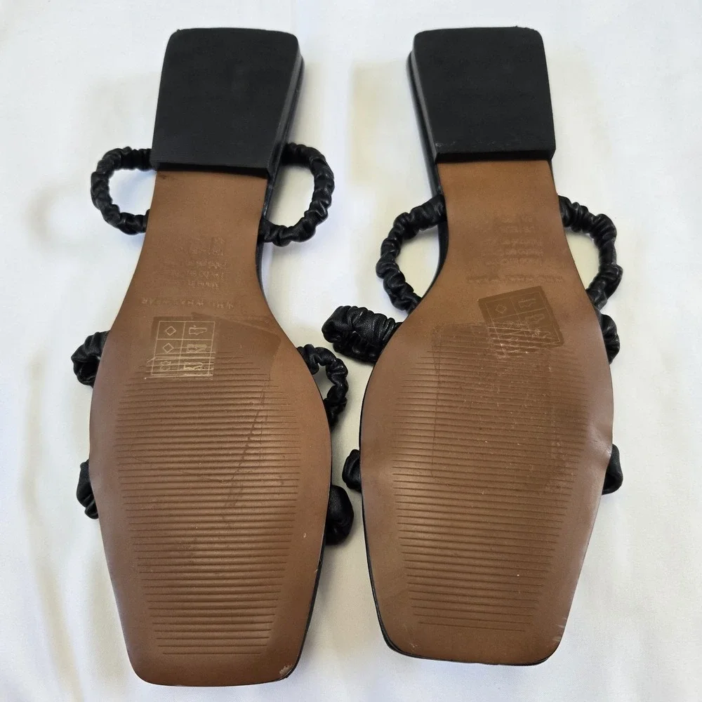 Who What Wear Leather Womens Zela Black Flat Strappy Sandals Size 8.5 Square Toe
